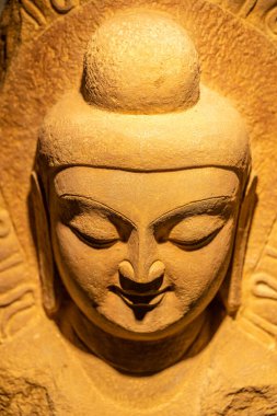 Antik Buda heykeli Çin 'in Chongqing kentinde, Dazu taşından oyma manzaralı bir alanda yer almaktadır. 