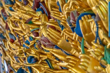 Chongqing, Çin 'deki Dazu kaya oymacılığındaki binlerce el görsel-işitsel görüntü. 