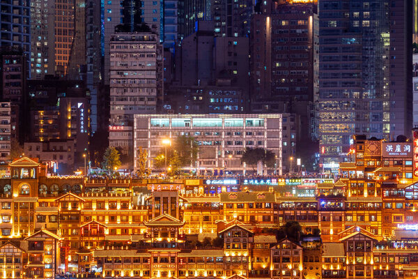 Ночной вид высотных зданий в живописной зоне пещеры Хонгья, Чунцин, Китай 