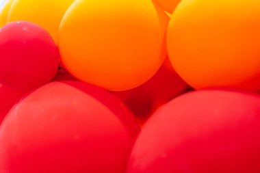 Birçok renkli balon bir araya getirildi. 