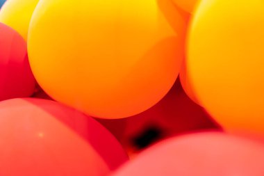 Birçok renkli balon bir araya getirildi. 