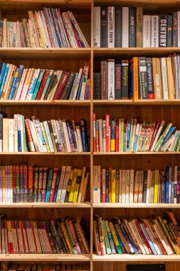Kitaplarla dolu bir raf. 