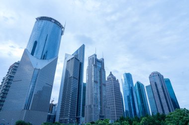 Bulutlu bir günde üç gökdelen