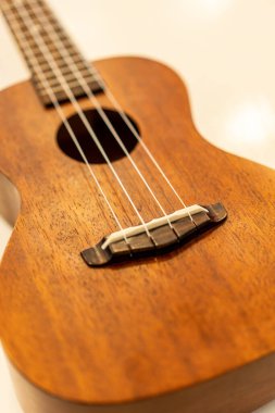 Küçük bir Hawaii gitarının yakın çekimi. 