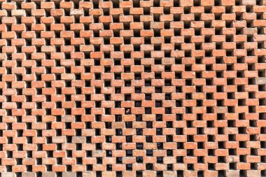 Kırmızı tuğla ve taştan bir duvar