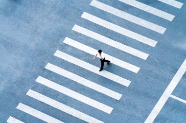 Modern bir şehirde yoğun bir banliyö. 