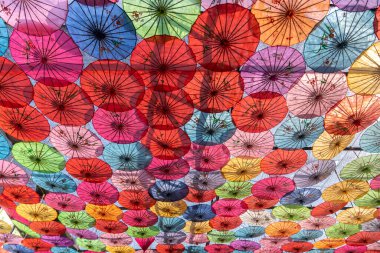 Eski Çin geleneksel teknikleriyle yapılan yağlı kağıt şemsiyeler. 
