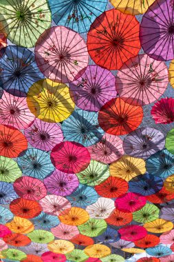 Eski Çin geleneksel teknikleriyle yapılan yağlı kağıt şemsiyeler. 