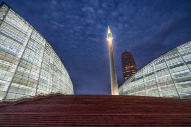 Çin 'in Henan Eyaleti, Zhengzhou' daki büyük mısır ticareti çemberinin kentsel gece manzarası. 