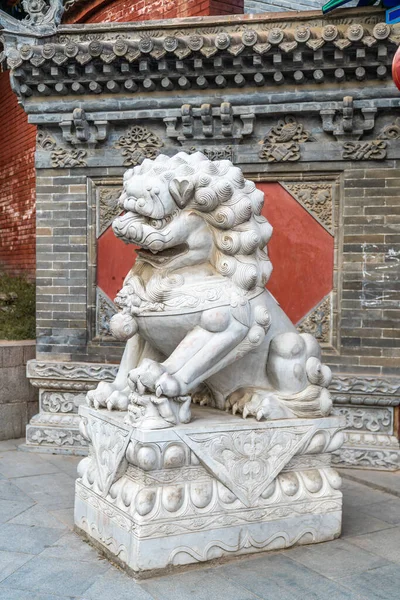 ライオンは古代中国で石を彫った — ストック写真