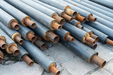 İnşaat alanlarında kullanılan gri metal borular