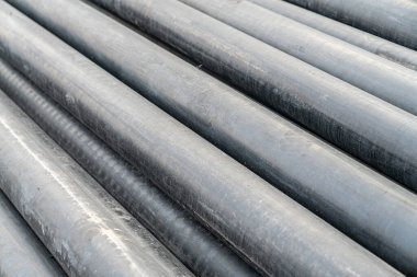 İnşaat alanlarında kullanılan gri metal borular