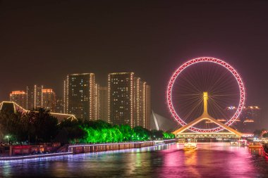 Tianjin, Çin 'de bir köprüye yapılmış dönme dolap.  