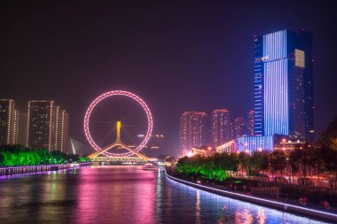 Tianjin, Çin 'de bir köprüye yapılmış dönme dolap. 