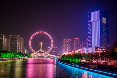 Tianjin, Çin 'de bir köprüye yapılmış dönme dolap. 