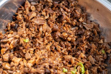 Çin özellikleriyle buğulanmış çörekli küçük et. 