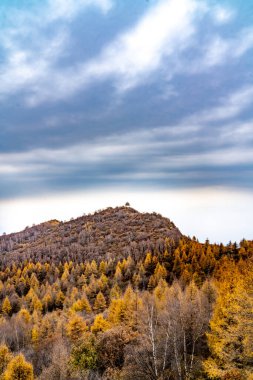 Gökyüzünün altındaki dağlar 