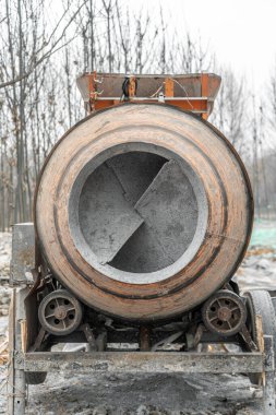 Beton üretimi için bir karıştırıcı 