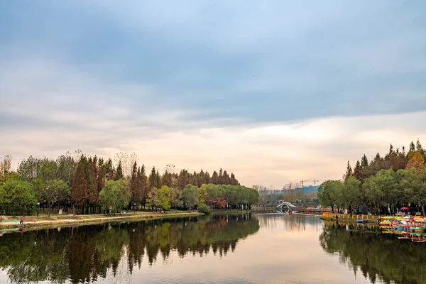 曇り空公園内の湖と反射 — ストック写真