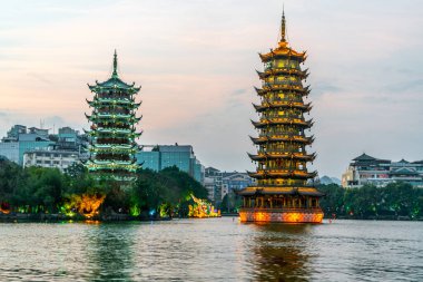 Guilin, Guangxi Eyaleti, Çin 'deki Güneş ve Ay İkiz Kuleleri, gün batımında. 