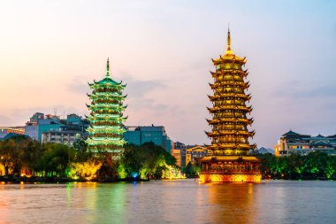 Guilin, Guangxi Eyaleti, Çin 'deki Güneş ve Ay İkiz Kuleleri, gün batımında. 