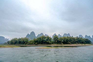 Çin 'deki Li Nehri' nde dağlar ve su. 