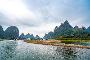 Çin 'deki Li Nehri' nde dağlar ve su. 