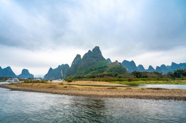 Çin 'deki Li Nehri' nde dağlar ve su. 