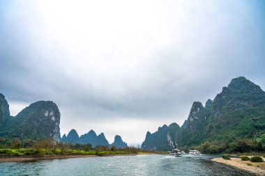 Çin 'deki Li Nehri' nde dağlar ve su. 