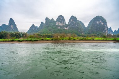 Çin 'deki Li Nehri' nde dağlar ve su. 