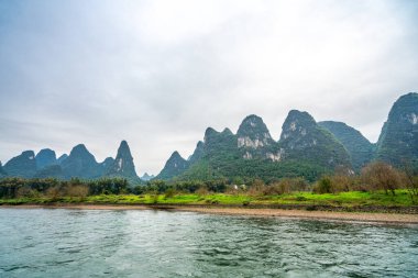 Çin 'deki Li Nehri' nde dağlar ve su. 
