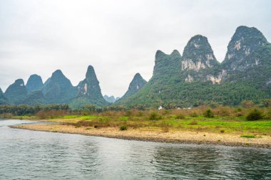 Çin 'deki Li Nehri' nde dağlar ve su. 