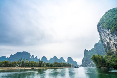 Çin 'deki Li Nehri' nde dağlar ve su. 