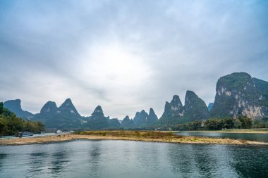Çin 'deki Li Nehri' nde dağlar ve su. 