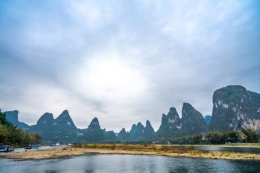 Çin 'deki Li Nehri' nde dağlar ve su. 