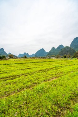 Dağlar ve tarlalar bulutlu bir günde 