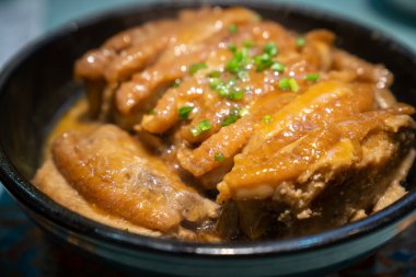 Kahverengi soslu haşlanmış domuz eti, geleneksel bir Çin yemeği. 