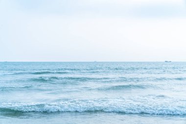 Deniz ve gökyüzünün altındaki kum 