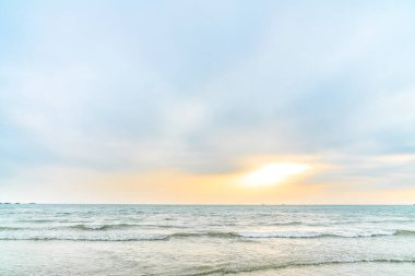 Deniz ve gökyüzünün altındaki kum 