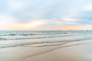 Deniz ve gökyüzünün altındaki kum 