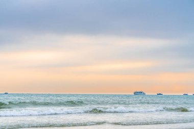 Deniz ve gökyüzünün altındaki kum 