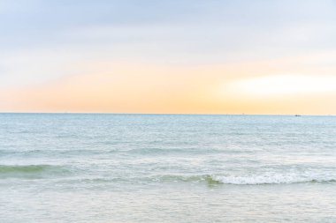 Deniz ve gökyüzünün altındaki kum 