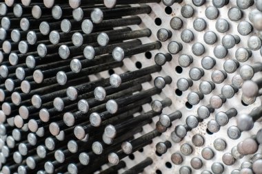 Yoğun bir şekilde duvara demir bir çivi çakılmış. 