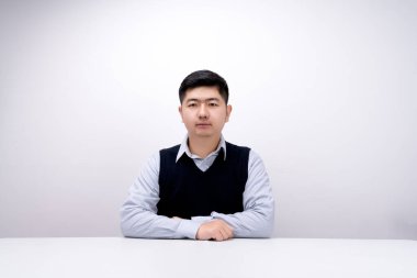 Çinli bir adam sana bakıyor. 