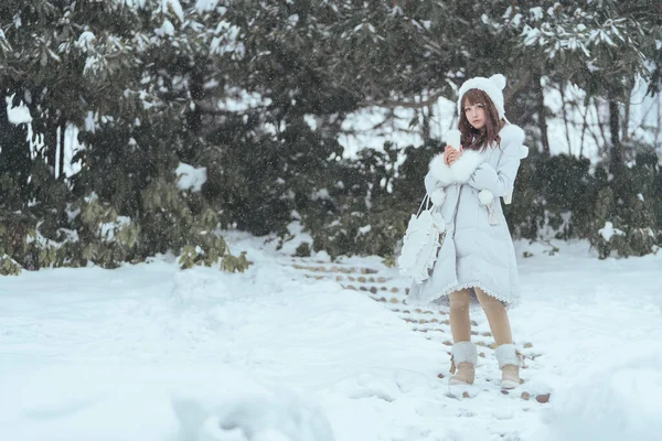 一个女孩在外面的森林里大雪之下 — 图库照片