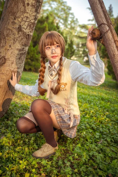 Chinese Girl Holds Camera Park Bench — Stock Photo, Image