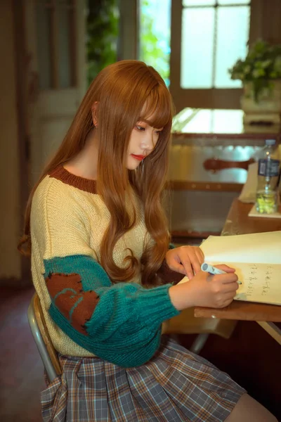 Una Chica China Leyendo Libro — Foto de Stock