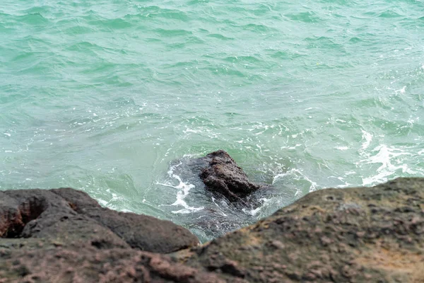 Vågorna Och Klipporna Vid Havet — Stockfoto