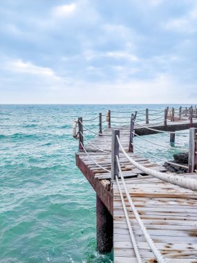 Deniz kıyısındaki kaya ve ahşap köprü