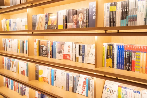 Livros Estão Prateleira — Fotografia de Stock